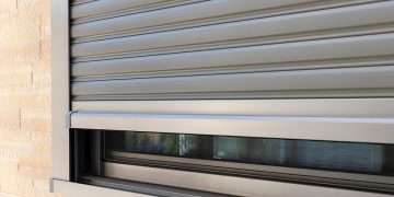 montaz rolet antywlamaniowych na oknie 1770956517