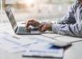 Tabela rankingu kredytów obrotowych z logo banków i kluczowymi parametrami ofert