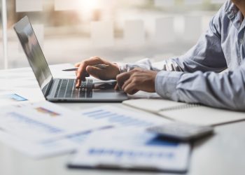 Tabela rankingu kredytów obrotowych z logo banków i kluczowymi parametrami ofert