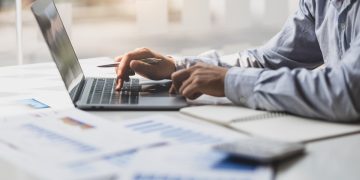 Tabela rankingu kredytów obrotowych z logo banków i kluczowymi parametrami ofert