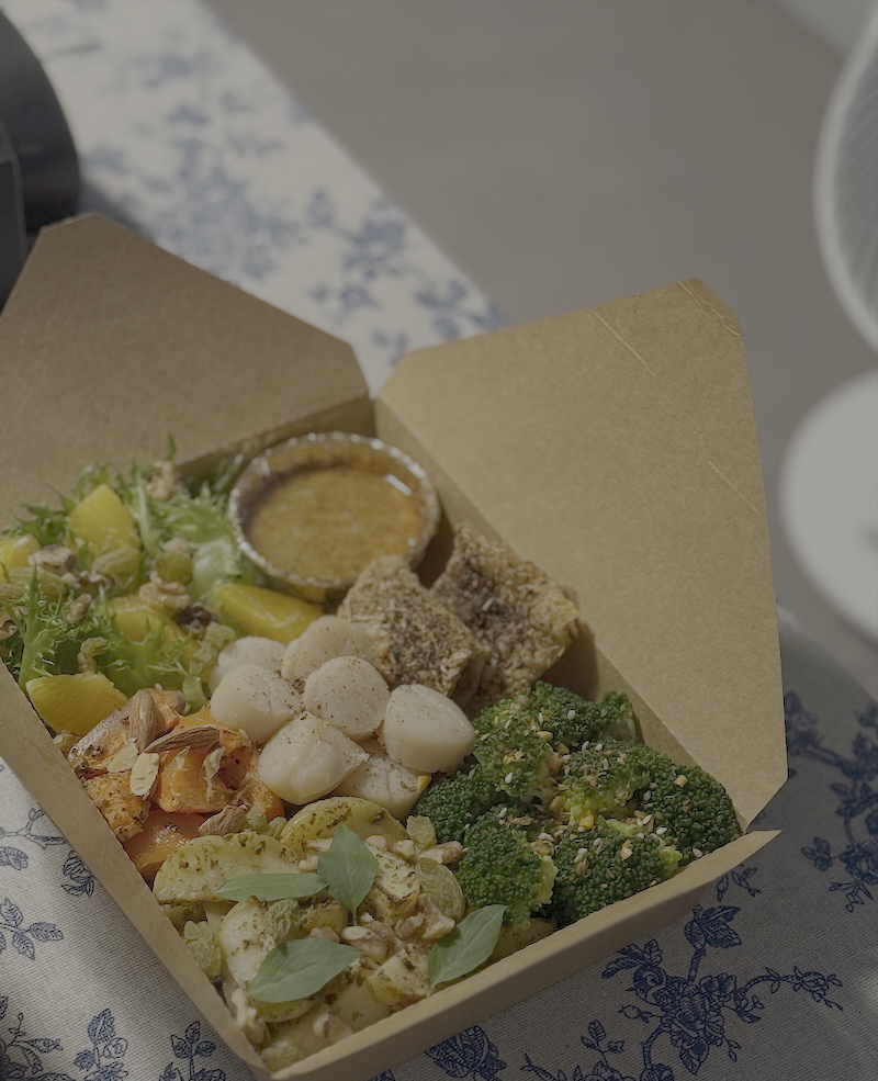 Rodzina w supermarkecie wybierająca produkty bez laktozy i soi z półki