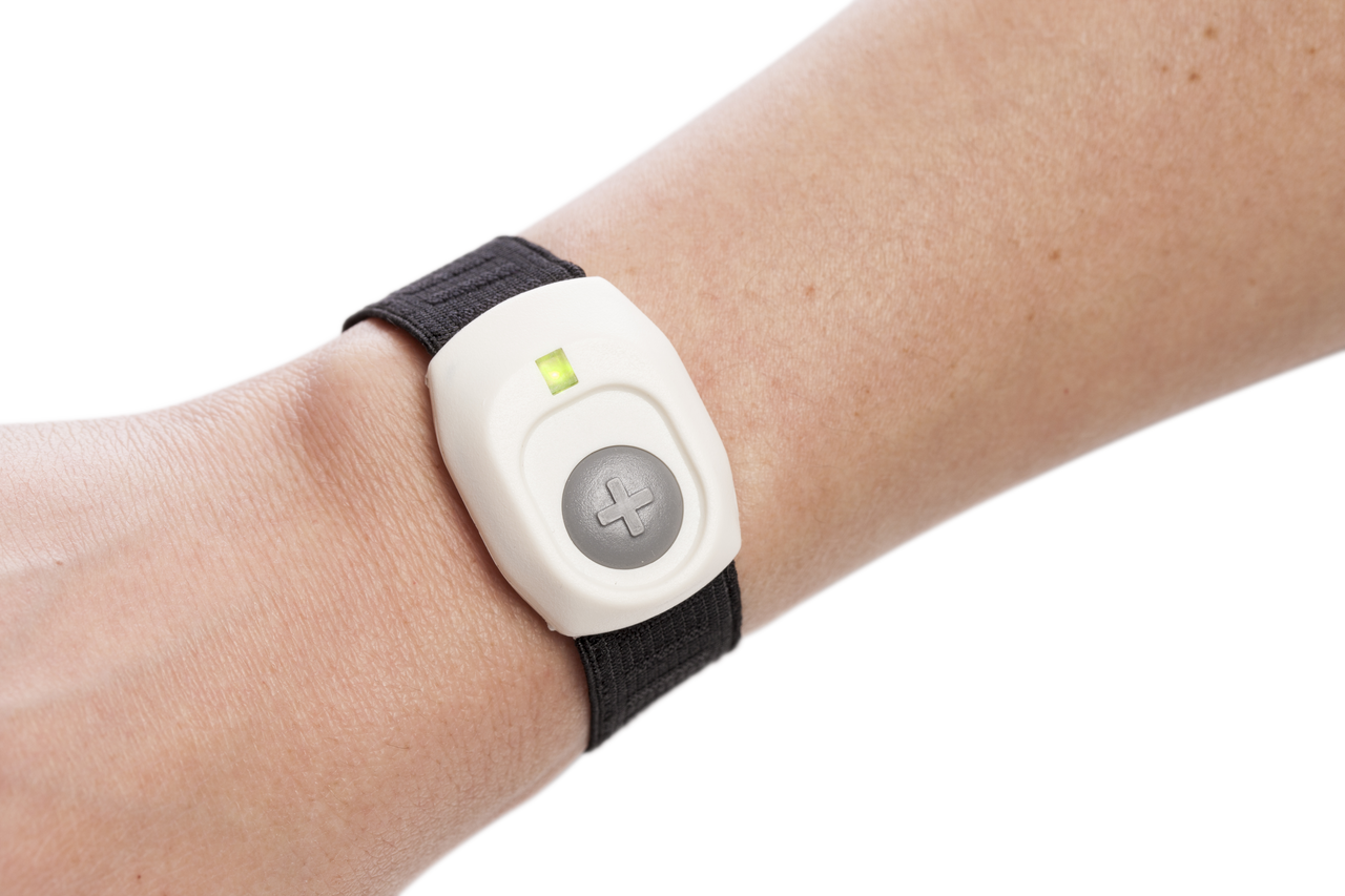 powiadomienie na telefonie o wyjściu seniora z wyznaczonej strefy