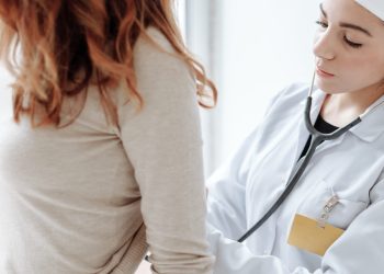 pracownicy i lekarz w nowoczesnym firmowym gabinecie medycznym