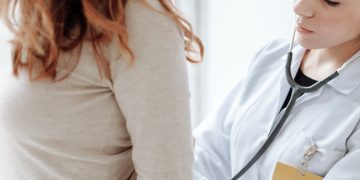 pracownicy i lekarz w nowoczesnym firmowym gabinecie medycznym