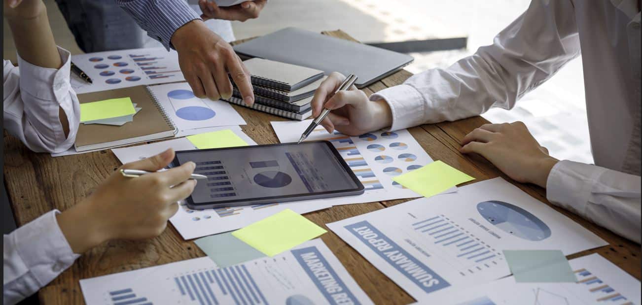 Logo banku lidera z detalami oferty kredytu obrotowego i limitem 500 tys zł