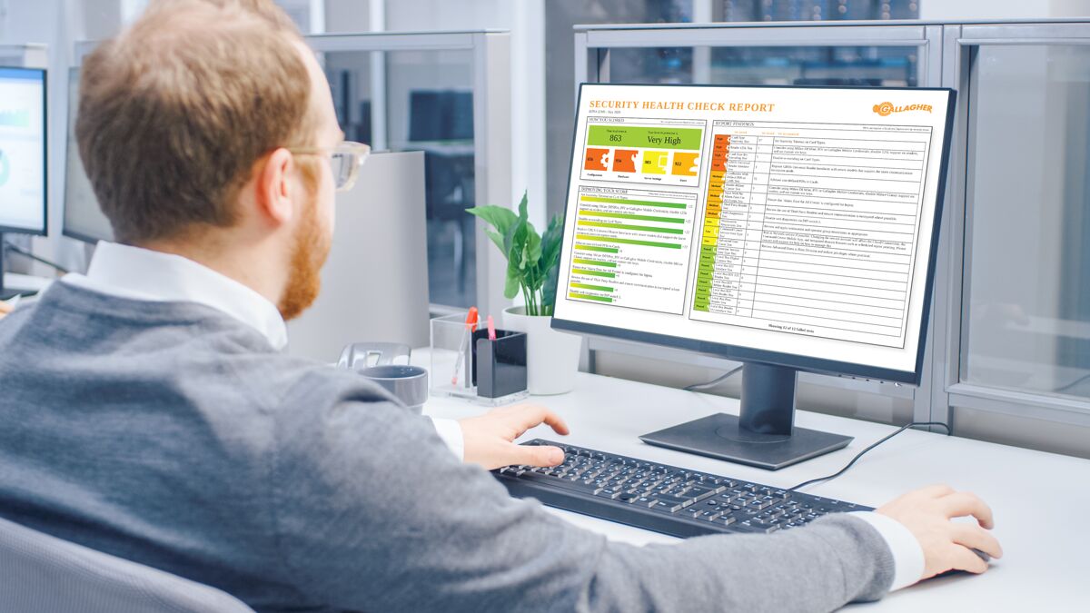 grupa medytująca z zamkniętymi oczami w firmowej strefie antystresowej