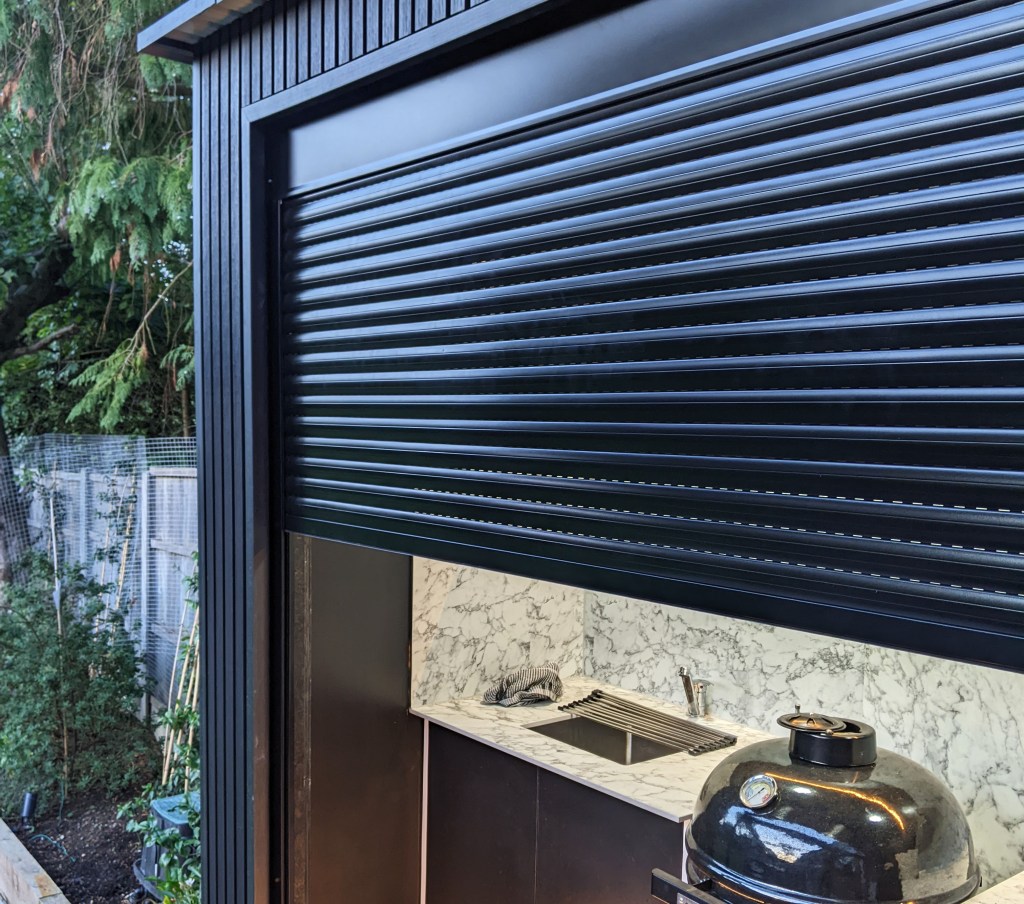 Technik mocujący roletę antywłamaniową do ramy okiennej budynku mieszkalnego