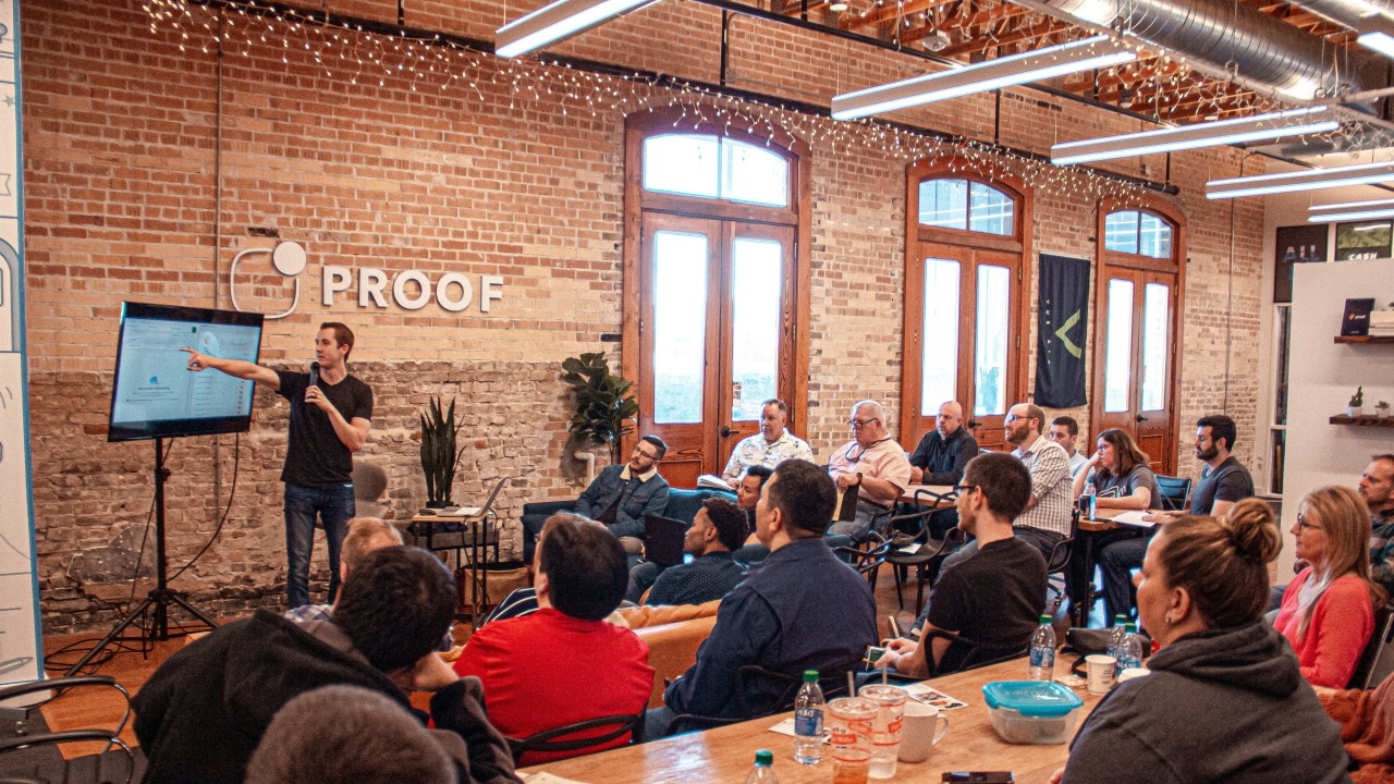 Poszukiwanie eventów z aniołami biznesu Osoba wyszukuje wydarzenia startupowe w kalendarzu na telefonie podczas spaceru