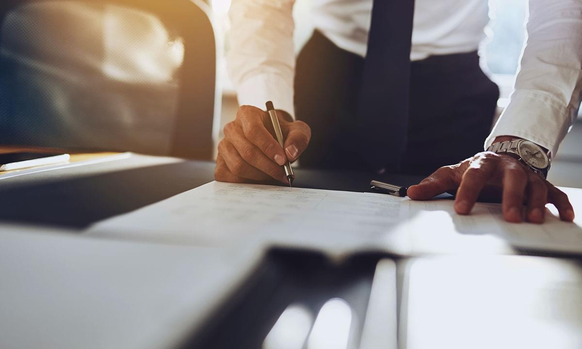 Budowanie sieci kontaktów do aniołów biznesu Grafika sieci kontaktów z przedsiębiorcą w centrum połączonym liniami z inwestorami