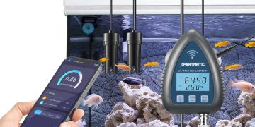 mężczyzna trzymający smartfona z ekranem pokazującym zużycie wody w domu