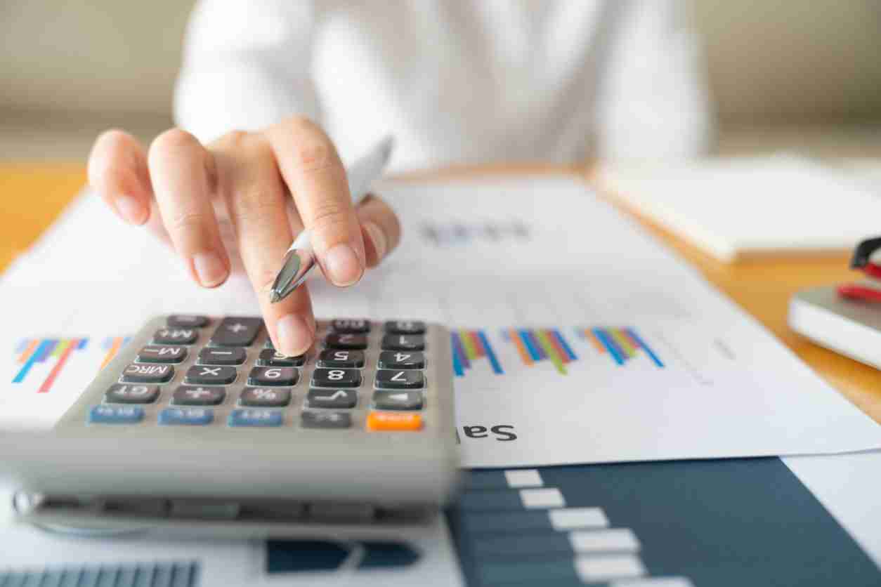 Jak rozliczyć koszty uzyskania przychodu Infografika z krokami rozliczania kosztów uzyskania przychodu w zeznaniu