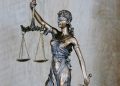 Figurka Temidy symbol sprawiedliwości