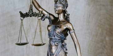 Figurka Temidy symbol sprawiedliwości