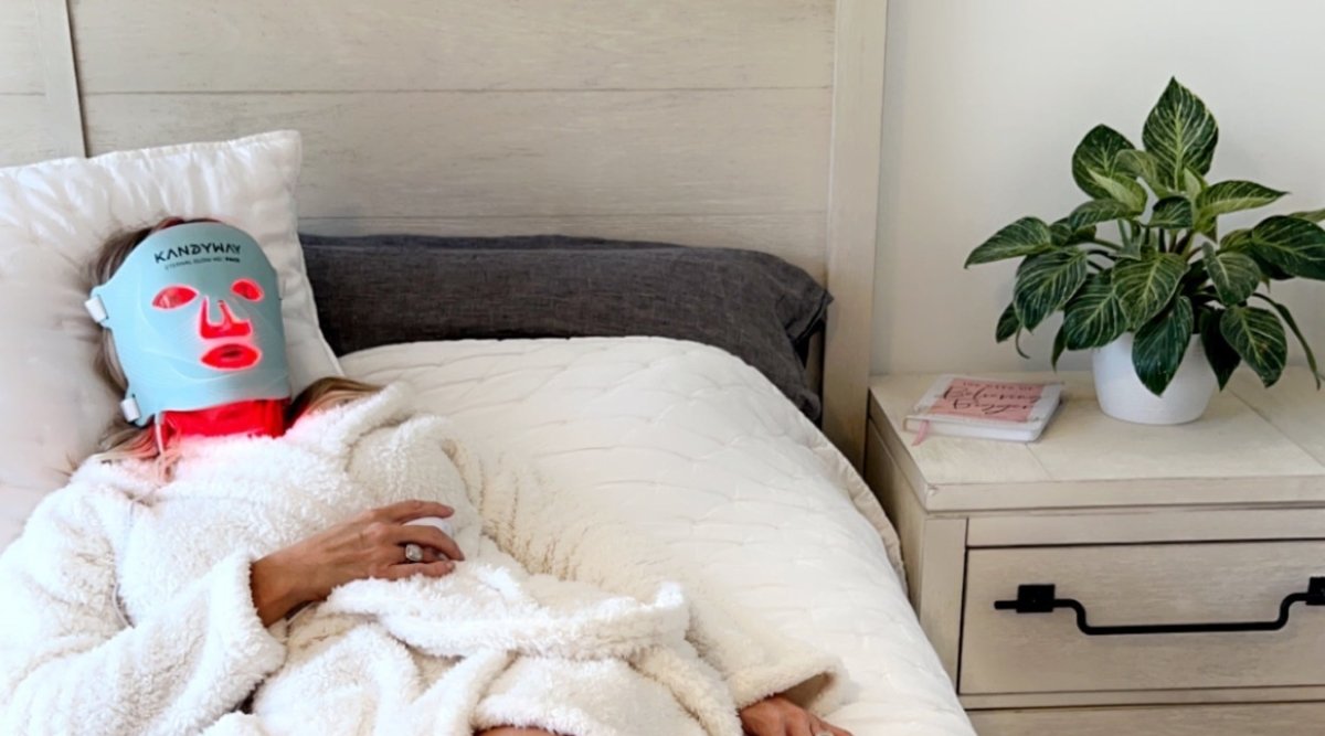 efekty gładkiej skóry po LED bliska twarz kobiety z gładką skórą po sesji LED w lustrze