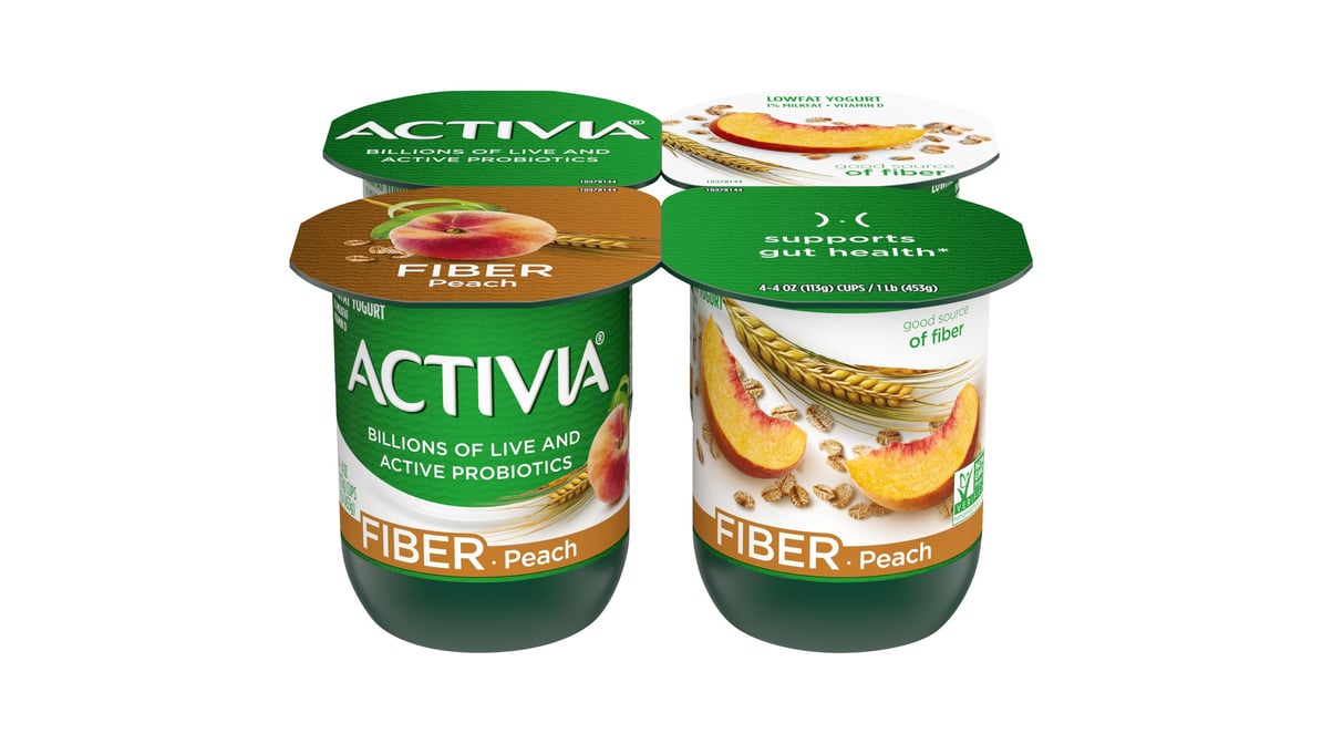 Mężczyzna z dłonią na brzuchu stojący w kuchni uśmiechnięty