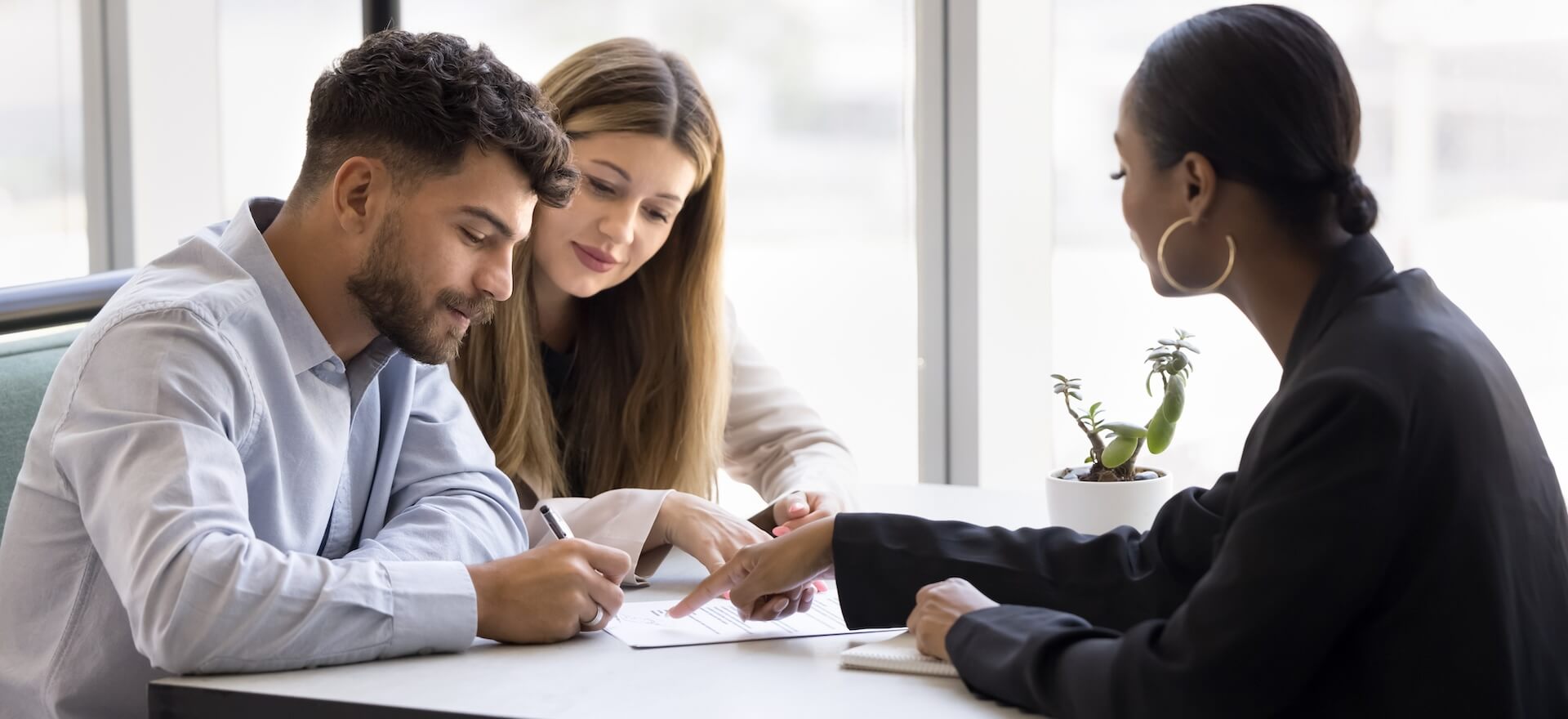 Analiza finansowa dokumentów kupowanej firmy Biznesmen przeglądający segregatory z finansami firmy przed biurkiem