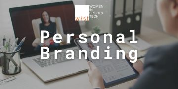 młody profesjonalista przy biurku z laptopem wyświetlającym profile social media