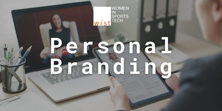 młody profesjonalista przy biurku z laptopem wyświetlającym profile social media