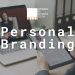 młody profesjonalista przy biurku z laptopem wyświetlającym profile social media
