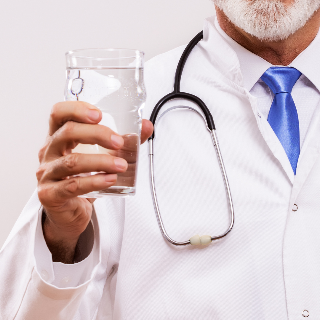 mężczyzna ocierający pot z czoła podczas jazdy rowerem w upalny dzień