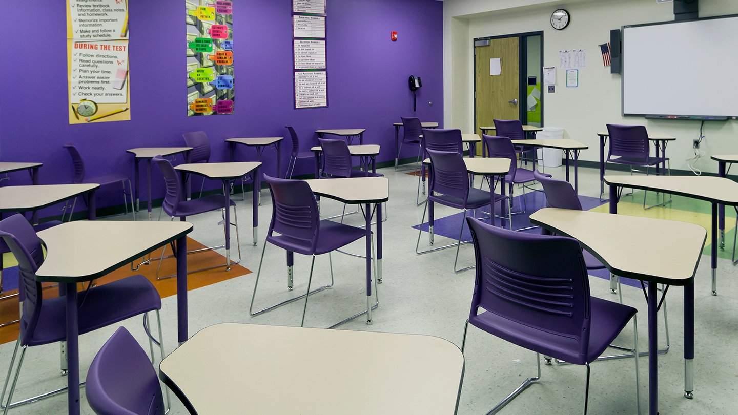 biblioteka w fińskiej szkole podstawowej uczniowie przeglądający książki w przestronnej bibliotece szkolnej