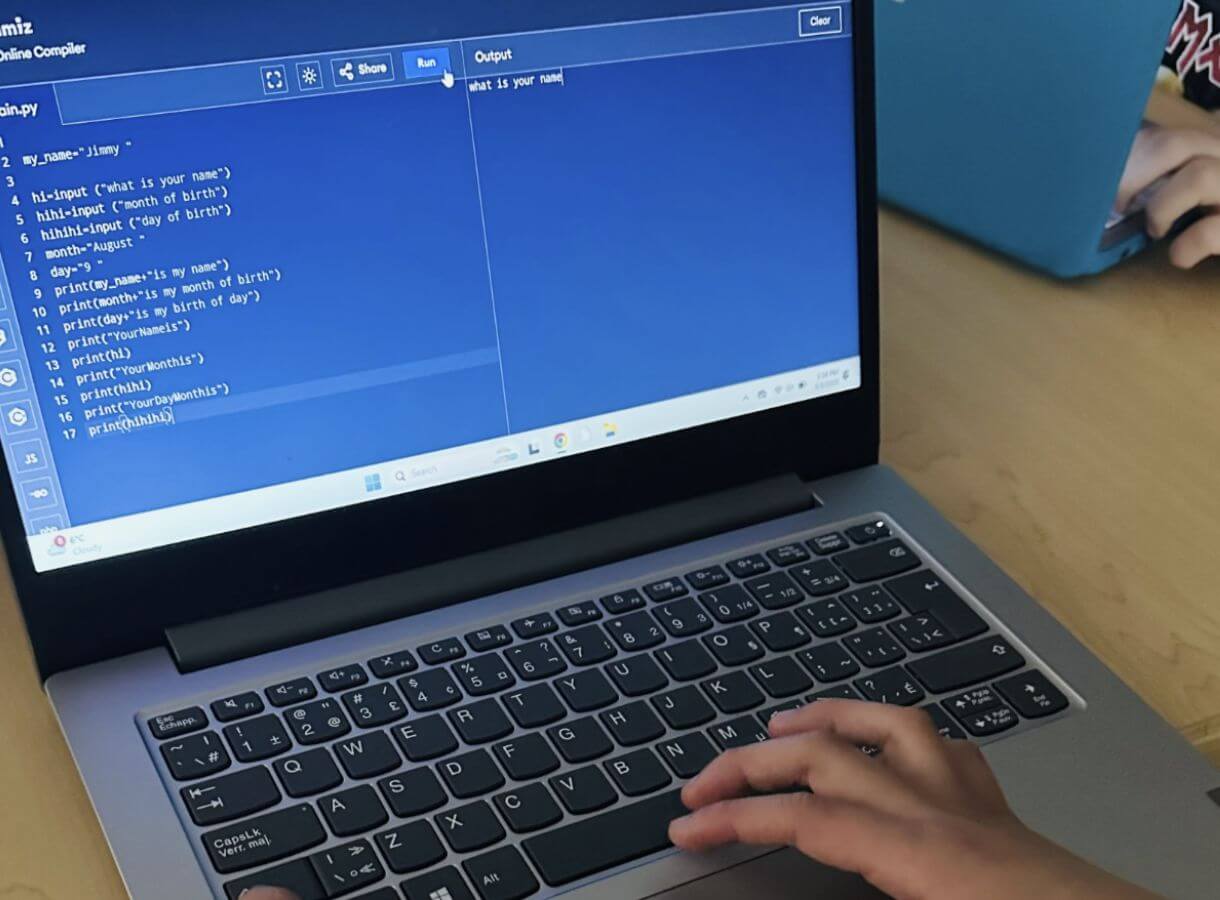 mały chłopiec sterujący robotem na podłodze sali