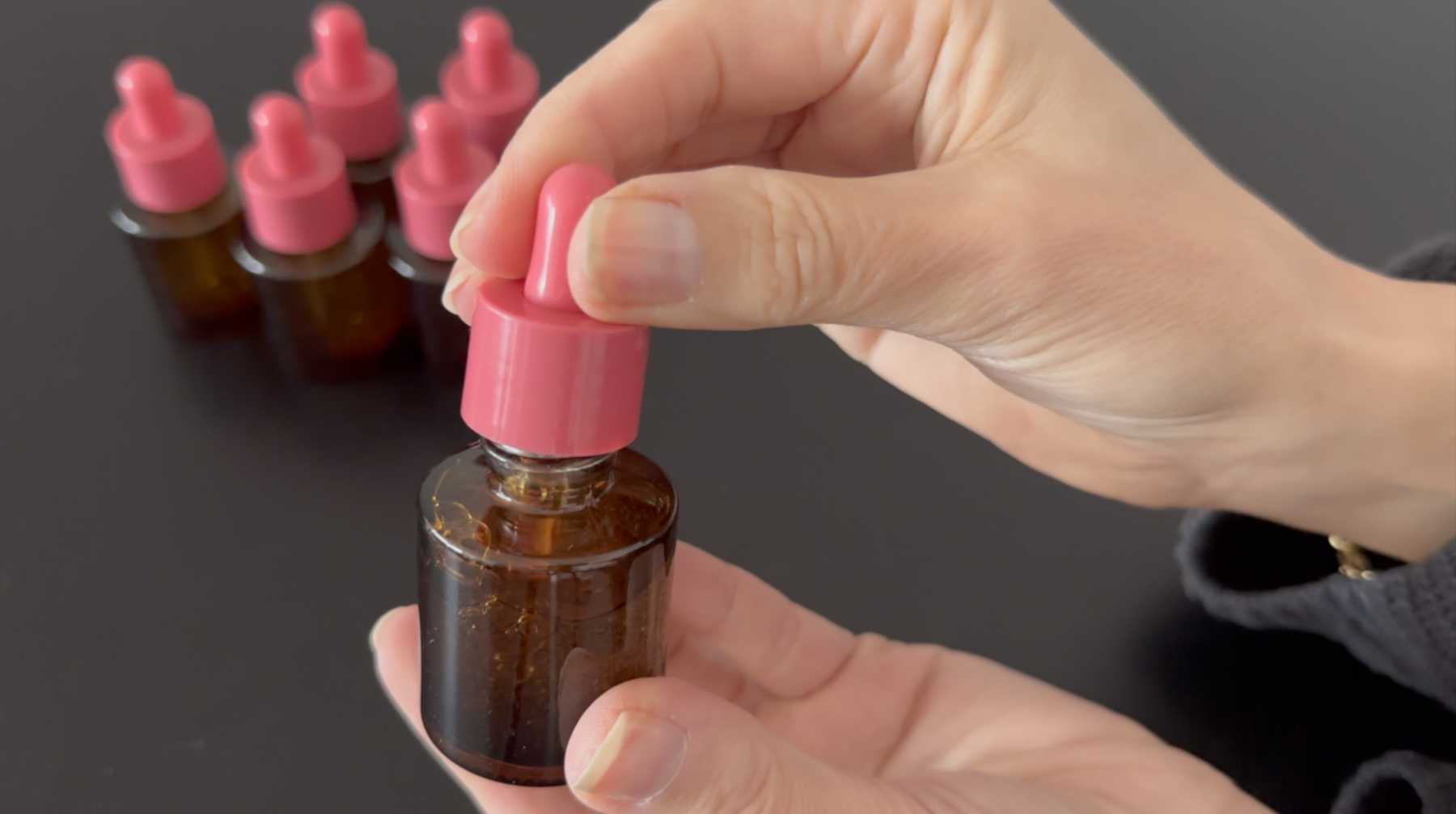 blada zmęczona kobieta siedząca na kanapie z ręką na czole w domu