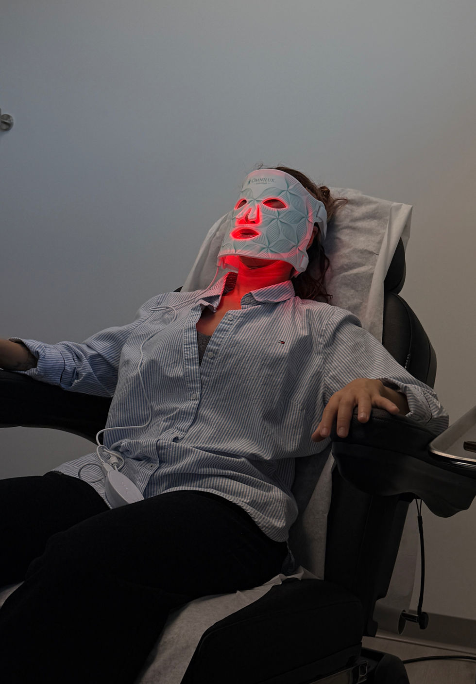 czerwone światło LED w masce terapeutycznej przezroczysta maska LED świeci czerwonym światłem na twarzy modelu