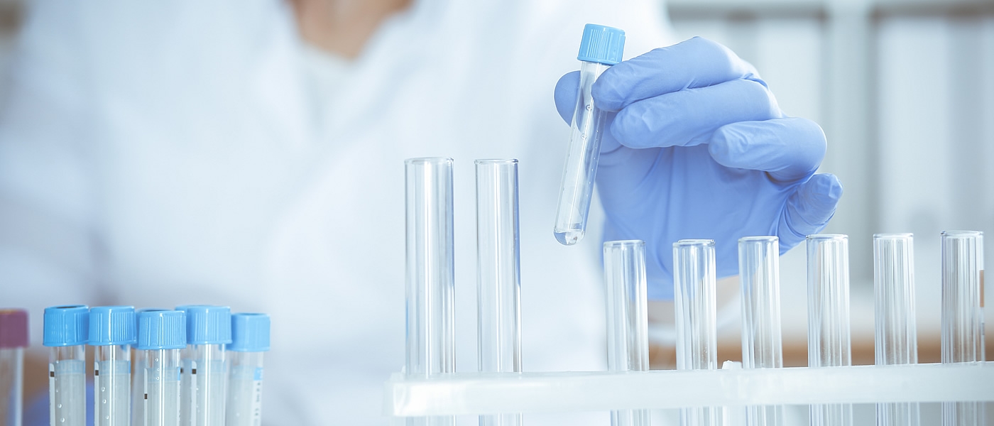 pacjentka pokazująca siniak na ramieniu po pobraniu krwi w przychodni