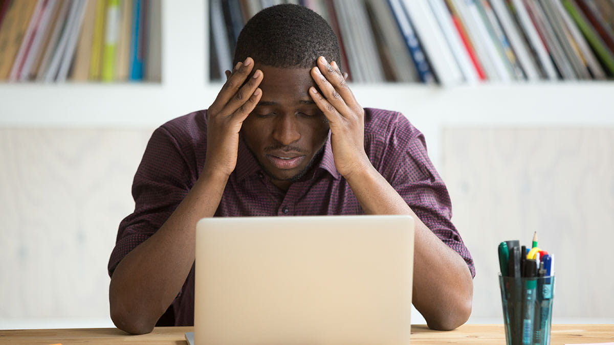 zmęczenie po smartfonie Kobieta masująca skronie po rozmowie przez smartfon