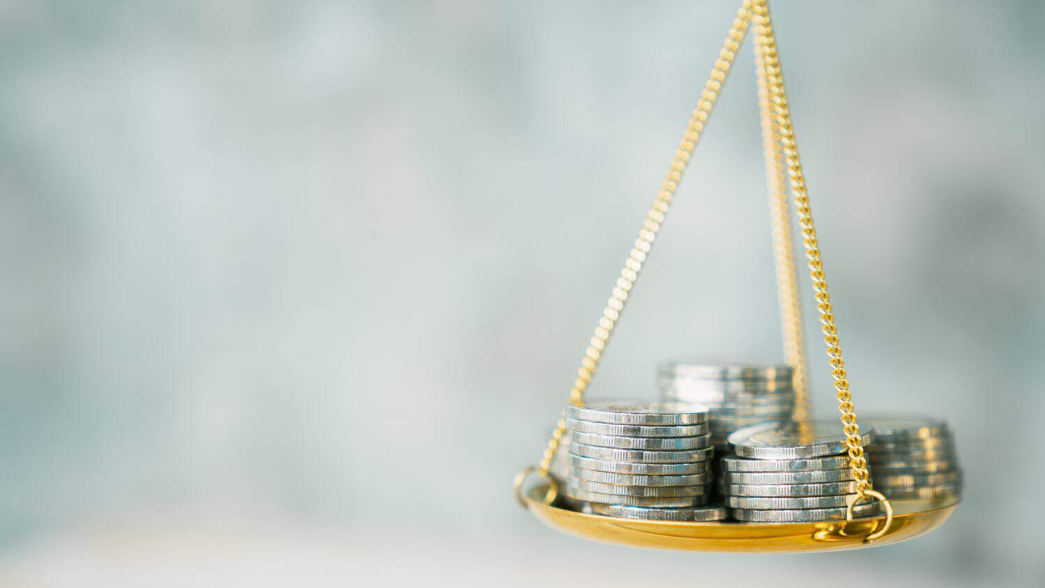 relaks na emeryturze z funduszami starszy pan pijący kawę i czytający gazetę finansową na tarasie