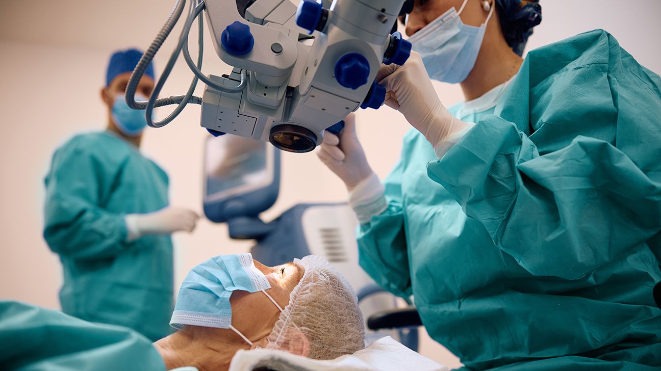 przygotowanie pacjenta do zabiegu pielęgniarka przygotowująca pacjenta do zabiegu laserowego