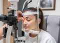 pacjent na fotelu podczas laserowego zabiegu leczenia jaskry