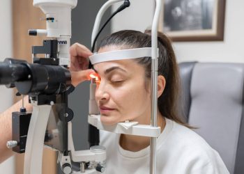 pacjent na fotelu podczas laserowego zabiegu leczenia jaskry