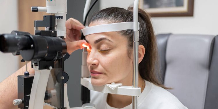 pacjent na fotelu podczas laserowego zabiegu leczenia jaskry