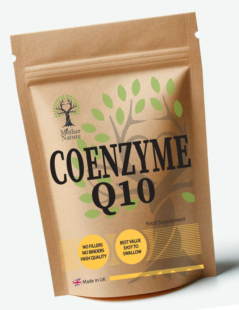 zbliżenie na dłonie trzymające buteleczkę serum do twarzy