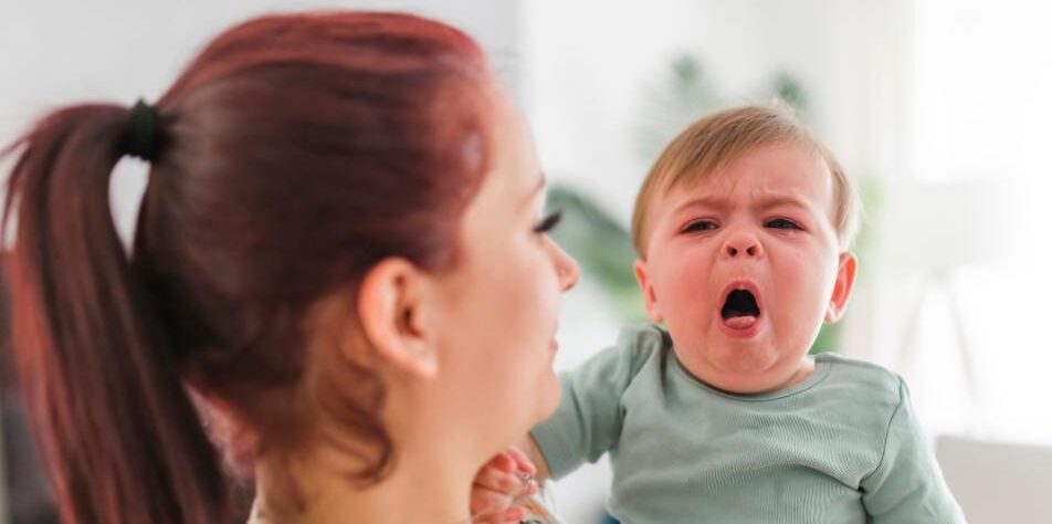 nocny kaszel u niemowlaka małe dziecko leżące z podniesioną główką w nocy