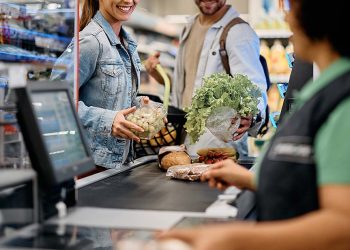 kobieta płacąca kartą za zakupy w supermarkecie
