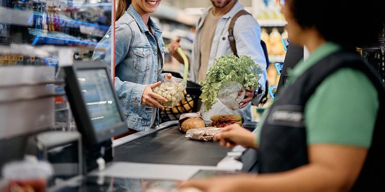 kobieta płacąca kartą za zakupy w supermarkecie
