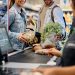 kobieta płacąca kartą za zakupy w supermarkecie