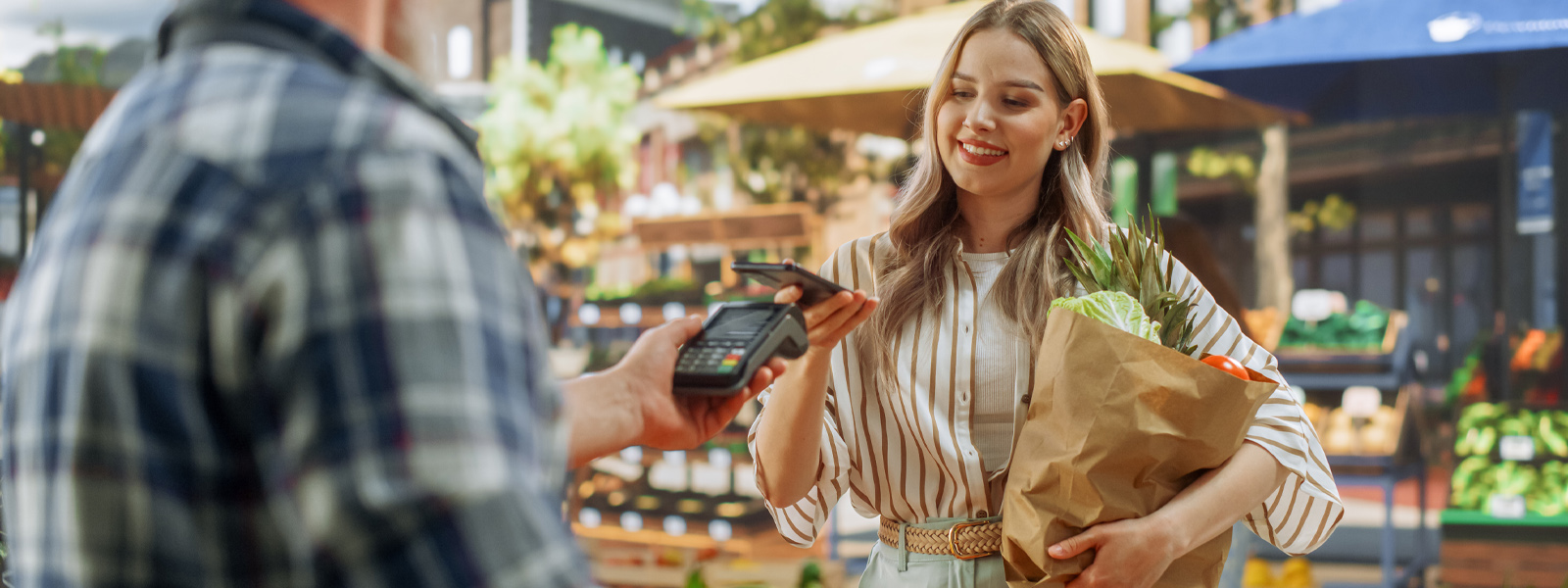 cashback na codziennych zakupach kobieta płacąca przy kasie w supermarkecie za zakupy