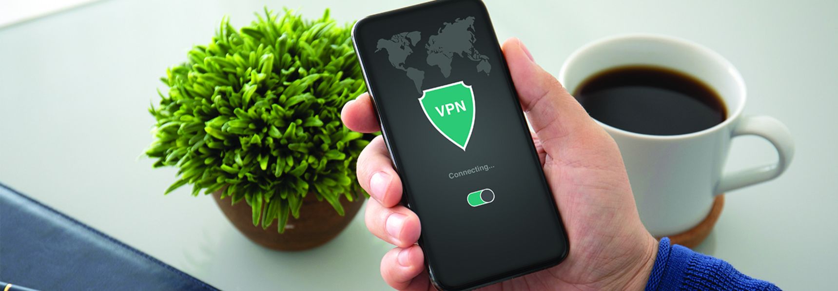 Laptop łączy się z domową siecią przez bezpieczny tunel VPN