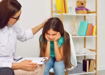 Pracownik socjalny udziela wsparcia psychologicznego podczas interwencji kryzysowej w PCPR