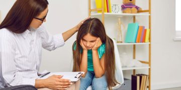 Pracownik socjalny udziela wsparcia psychologicznego podczas interwencji kryzysowej w PCPR