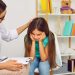 Pracownik socjalny udziela wsparcia psychologicznego podczas interwencji kryzysowej w PCPR
