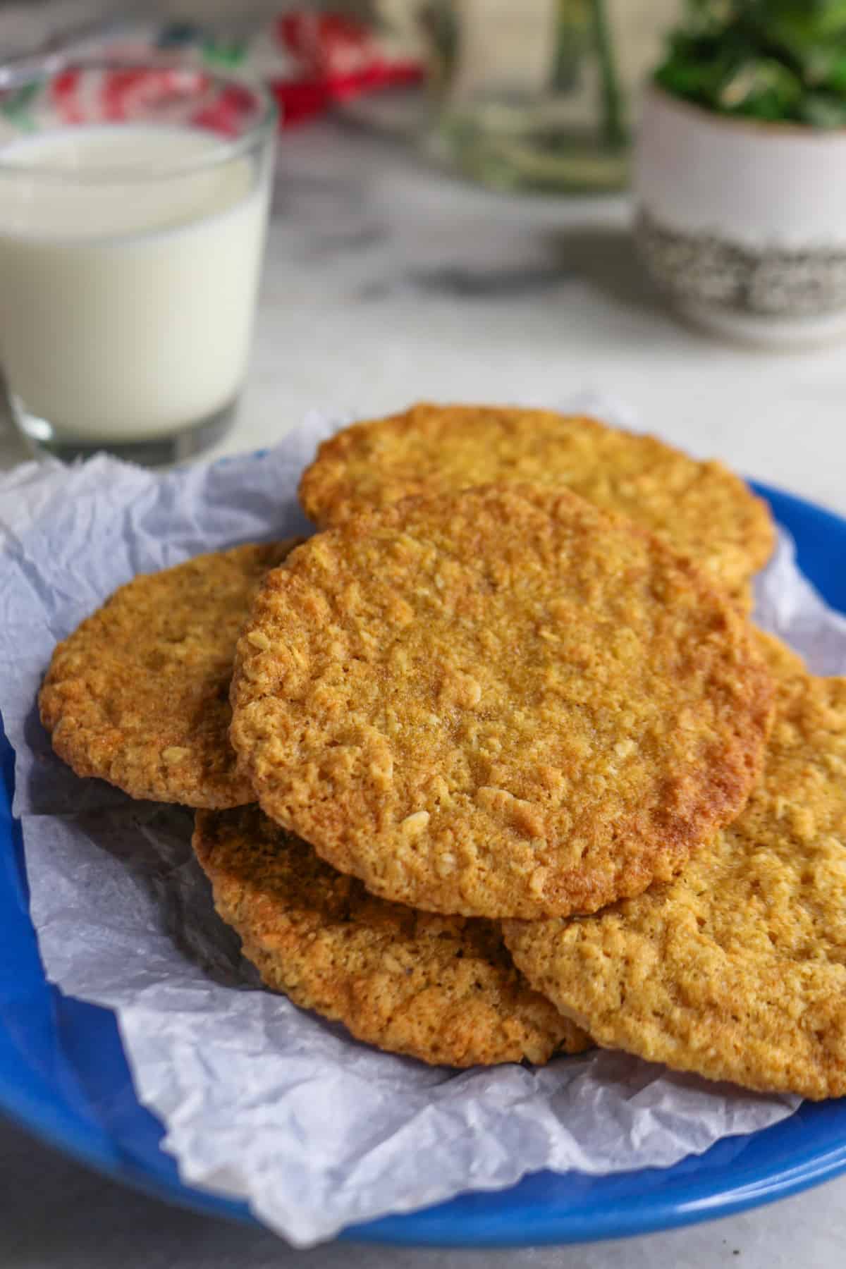 Mąka kokosowa bez glutenu - co należy wiedzieć Mąka kokosowa w szklance z łyżką drewnianą na stole