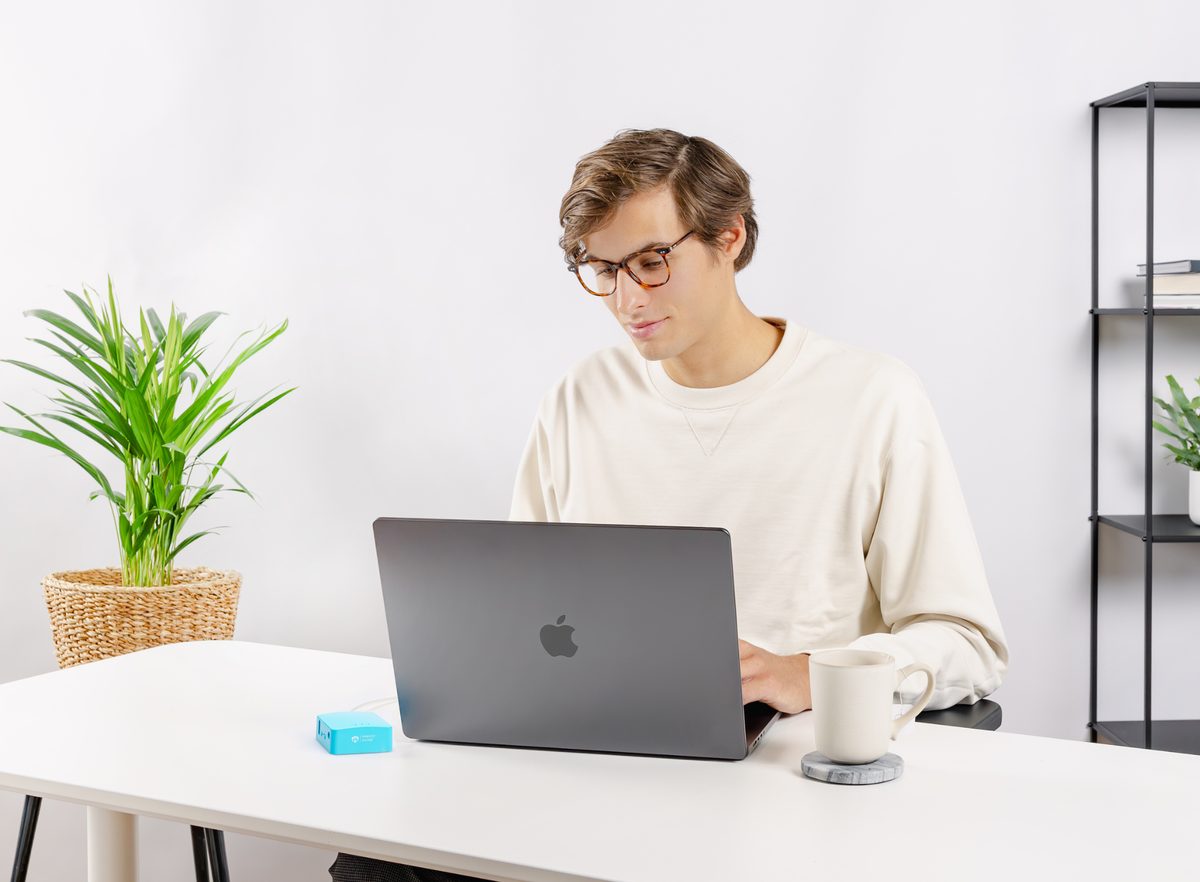 Laptop w czasie prywatnego korzystania z internetu przez zaszyfrowane dobranie