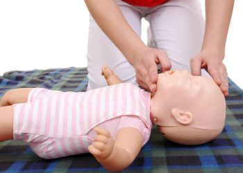 Szkolenie pierwszej pomocy dla rodziców niemowląt podczas ćwiczeń praktycznych
