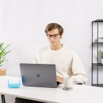 Router i laptop wykorzystujące VPN domowy dla bezpieczeństwa sieci Wi-Fi