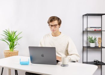 Router i laptop wykorzystujące VPN domowy dla bezpieczeństwa sieci Wi-Fi